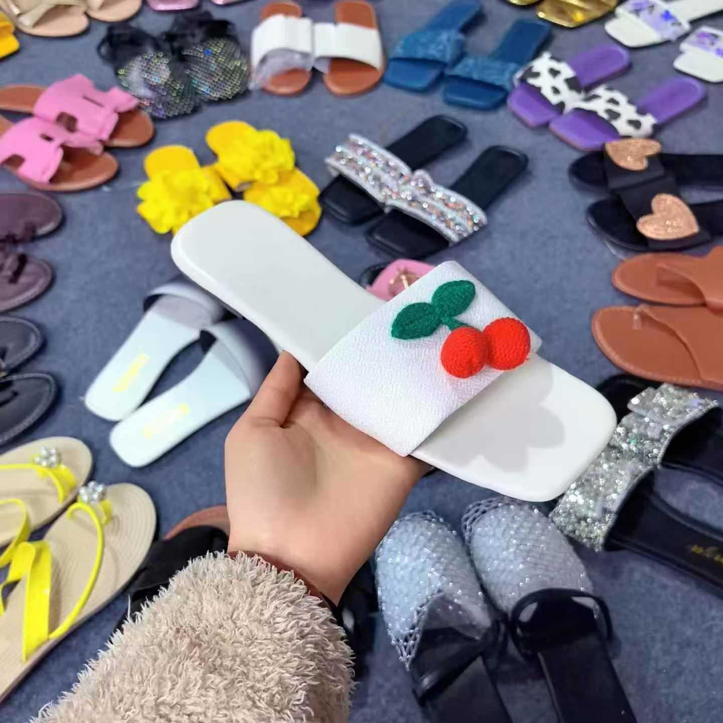 Women fashion flat slippers wholesale . MOQ 500
$2 pairs .,