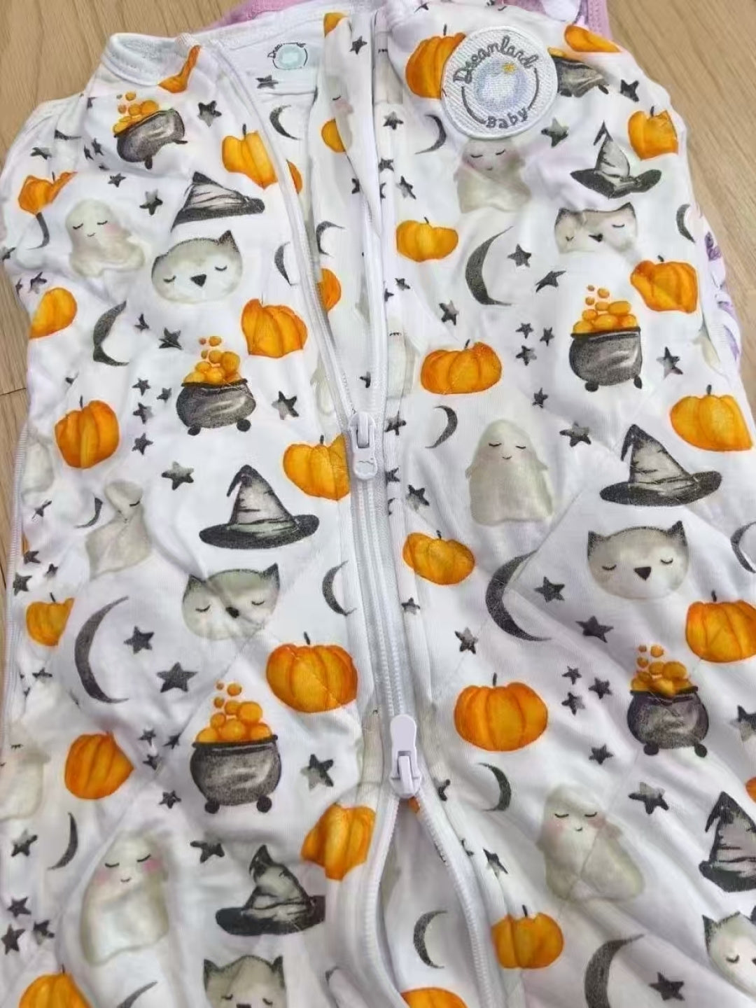 Dreamland baby sleep sack with granular filling. Made of organic cotton.