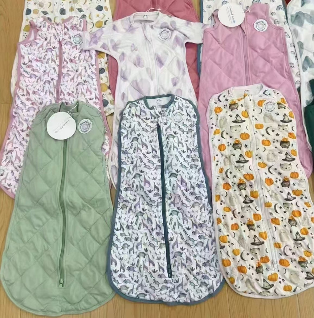 Dreamland baby sleep sack with granular filling. Made of organic cotton.