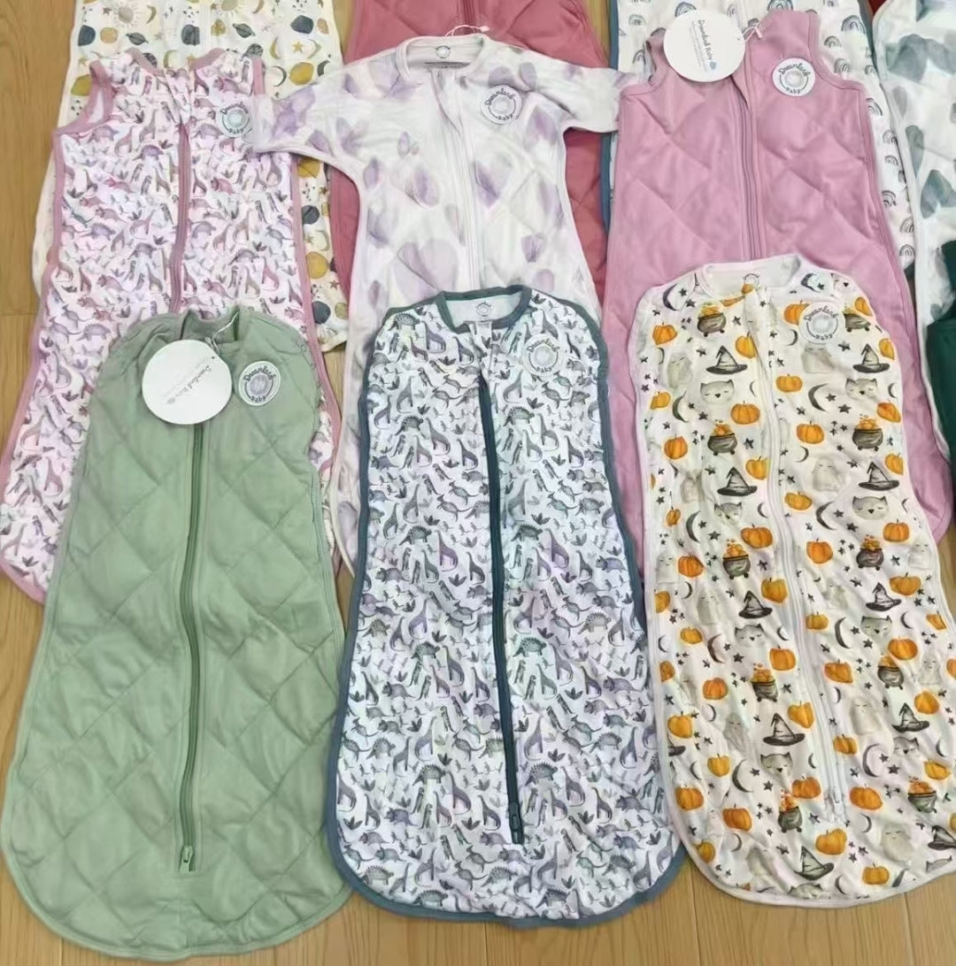 Dreamland baby sleep sack with granular filling. Made of organic cotton.