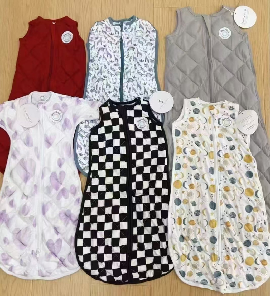 Dreamland baby sleep sack with granular filling. Made of organic cotton.